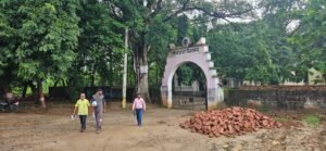 रजौली इंटर स्कूल गेट के बगल में बनाए जा रहे हैं दुकानों पर प्रधानाध्यापक ने जताया विरोध
