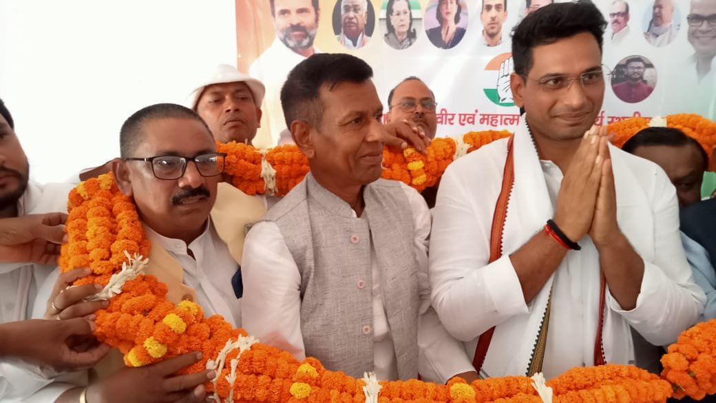  जमीनी कार्यकर्ताओं के बल पर भाजपा एनडीए को हराएगी कांग्रेस: देवेंद्र यादव बिहारशरीफ (नालंदा)। कांग्रेस द्वारा आयोजित कार्यकर्ता बैठक में संजय कुमार पासवान कांग्रेस के वरिष्ठ नेता एवं राजगीर विधान सभा भावी प्रत्याशी संजय कुमार पासवान उर्फ डी सी ने कांग्रेस के राष्ट्रीय सचिव एवं बिहार प्रभारी देवेंद्र यादव का जोरदार स्वागत किया और बुके देकर उन्हें स्वागत किया, जिला कांग्रेस कार्यालय में आयोजित कार्यकर्ता बैठक को संबोधित करते हुए कांग्रेस के राष्ट्रीय सचिव एवं बिहार प्रभारी देवेंद्र यादव ने कहा कि नालंदा की धरती सदैव कांग्रेस की विचारधारा की पोषक रही है। उन्होंने स्पष्ट किया कि विगत चुनावों से सबक लेते हुए इस बार पार्टी जमीनी स्तर पर सक्रिय और समर्पित कार्यकर्ताओं के सहयोग से महागठबंधन को मजबूती प्रदान कर एनडीए को सत्ता से बाहर करेगी। उन्होंने कहा कि कार्यकर्ताओं में उत्साह और ऊर्जा यह संकेत देती है "राहुल गांधी का स्पष्ट संदेश है कि जिला अध्यक्ष हमारे कमांडर होते हैं और पार्टी संगठन के संचालन में उनकी अहम भूमिका है।" देवेंद्र यादव ने जिला अध्यक्ष नरेश प्रसाद अकेला की कार्यशैली की सराहना करते हुए कार्यकर्ताओं से अपील की कि वे उनके कंधे से कंधा मिलाकर भ्रष्टाचार में डूबी सरकार को उखाड़ फेंकने के लिए तैयार रहें। इस मौके पर जिला अध्यक्ष नरेश प्रसाद अकेला ने कहा कि, "कार्यकर्ता ही हमारी असली ताकत हैं। उन्हीं के बलबूते हम इस जिले से जदयू भाजपा गठबंधन को उखाड़ फेंकेंगे।" उन्होंने केंद्र सरकार पर हमला बोलते हुए कहा कि, "आज देश में सांप्रदायिक ताकतें राष्ट्र को बर्बादी की ओर ले जा रही हैं, जिन्हें रोका जाना आवश्यक है।" कार्यक्रम का संचालन वरिष्ठ कांग्रेस नेता राजीव कुमार मुन्ना ने किया। इस मौके पर नरेश प्रसाद अकेला, जिला अध्यक्ष नालन्दा, अध्यक्षता मुन्ना सिंह, मो हैदर खान कांग्रेस वरिष्ठ नेता, श्यामदेव राजवंशी, अरविन्द चौधरी, मनोज पासवान , रणजीत चौधरी नरेश पासवान, सत्येंद्र पासवान, नंदू पासवान राजगीर के कई मुखिया ,पंचायत समिति, जनप्रतिनिधि एवं समर्थकों द्वारा स्वागत किया गया, यह कार्यक्रम कांग्रेस कार्यालय नालन्दा आश्रम में सम्पन्न हुआ ।" width="1040" height="585" class="alignnone size-full wp-image-5896" /> बिहारशरीफ (नालंदा)। कांग्रेस द्वारा आयोजित कार्यकर्ता बैठक में संजय कुमार पासवान कांग्रेस के वरिष्ठ नेता एवं राजगीर विधान सभा भावी प्रत्याशी संजय कुमार पासवान उर्फ डी सी ने कांग्रेस के राष्ट्रीय सचिव एवं बिहार प्रभारी देवेंद्र यादव का जोरदार स्वागत किया और बुके देकर उन्हें स्वागत किया, जिला कांग्रेस कार्यालय में आयोजित कार्यकर्ता बैठक को संबोधित करते हुए कांग्रेस के राष्ट्रीय सचिव एवं बिहार प्रभारी देवेंद्र यादव ने कहा कि नालंदा की धरती सदैव कांग्रेस की विचारधारा की पोषक रही है। उन्होंने स्पष्ट किया कि विगत चुनावों से सबक लेते हुए इस बार पार्टी जमीनी स्तर पर सक्रिय और समर्पित कार्यकर्ताओं के सहयोग से महागठबंधन को मजबूती प्रदान कर एनडीए को सत्ता से बाहर करेगी। उन्होंने कहा कि कार्यकर्ताओं में उत्साह और ऊर्जा यह संकेत देती है "राहुल गांधी का स्पष्ट संदेश है कि जिला अध्यक्ष हमारे कमांडर होते हैं और पार्टी संगठन के संचालन में उनकी अहम भूमिका है।" देवेंद्र यादव ने जिला अध्यक्ष नरेश प्रसाद अकेला की कार्यशैली की सराहना करते हुए कार्यकर्ताओं से अपील की कि वे उनके कंधे से कंधा मिलाकर भ्रष्टाचार में डूबी सरकार को उखाड़ फेंकने के लिए तैयार रहें। इस मौके पर जिला अध्यक्ष नरेश प्रसाद अकेला ने कहा कि, "कार्यकर्ता ही हमारी असली ताकत हैं। उन्हीं के बलबूते हम इस जिले से जदयू भाजपा गठबंधन को उखाड़ फेंकेंगे।" उन्होंने केंद्र सरकार पर हमला बोलते हुए कहा कि, "आज देश में सांप्रदायिक ताकतें राष्ट्र को बर्बादी की ओर ले जा रही हैं, जिन्हें रोका जाना आवश्यक है।" कार्यक्रम का संचालन वरिष्ठ कांग्रेस नेता राजीव कुमार मुन्ना ने किया। इस मौके पर नरेश प्रसाद अकेला, जिला अध्यक्ष नालन्दा, अध्यक्षता मुन्ना सिंह, मो हैदर खान कांग्रेस वरिष्ठ नेता, श्यामदेव राजवंशी, अरविन्द चौधरी, मनोज पासवान , रणजीत चौधरी नरेश पासवान, सत्येंद्र पासवान, नंदू पासवान राजगीर के कई मुखिया ,पंचायत समिति, जनप्रतिनिधि एवं समर्थकों द्वारा स्वागत किया गया, यह कार्यक्रम कांग्रेस कार्यालय नालन्दा आश्रम में सम्पन्न हुआ ।